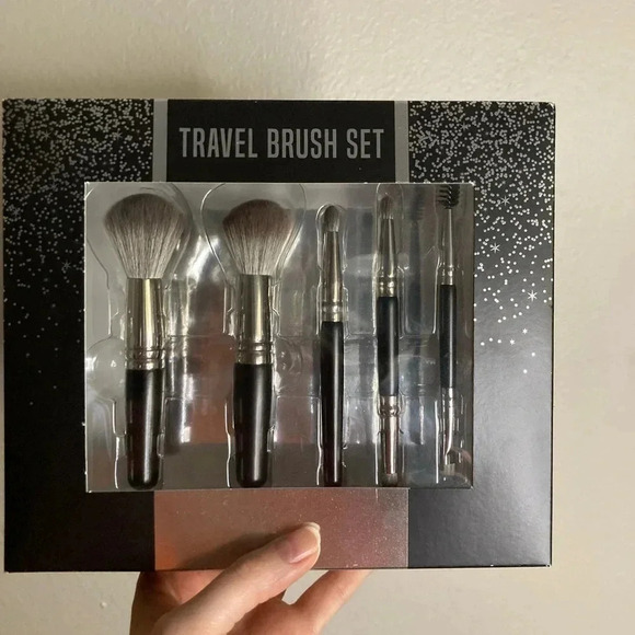 NIB Macy’s Travel Makeup Brush Set - Picture 1 of 3